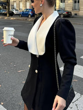 Elegantes Blazer-Minikleid mit Metallschnalle in Kontrastfarbe und Revers